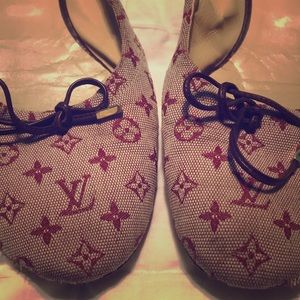 Louis Vuitton flats in OK condition size 40